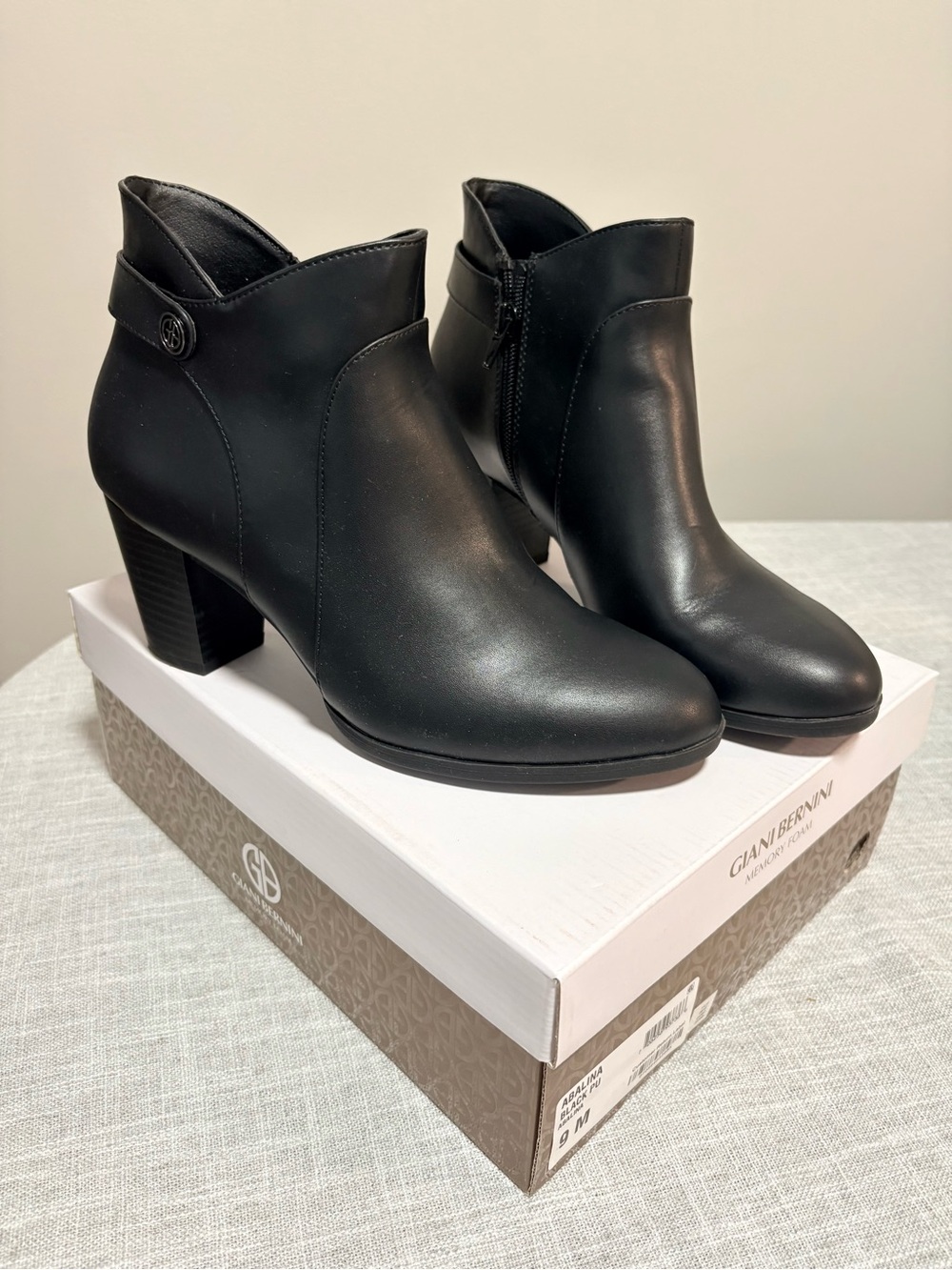 Giani Bernini Black Leather Ankle Booties with Block Heel size 9